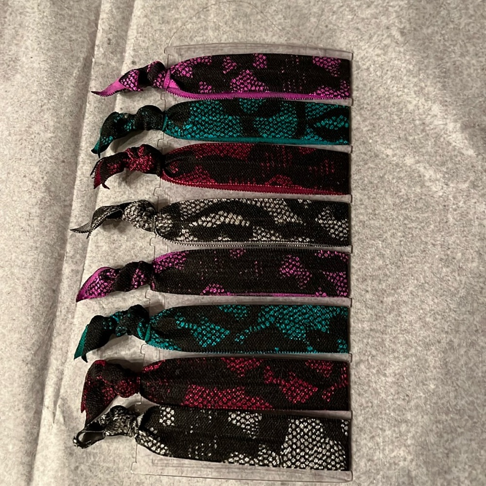 ❤️‍🔥BOGO free (equal or lesser value). Scarf NWT-hair ties